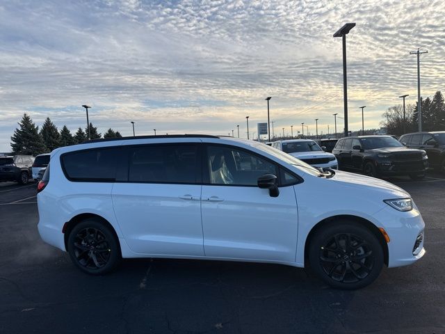 2026 Chrysler Pacifica Limited photo 3