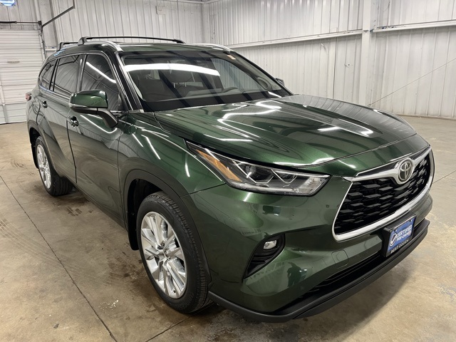 2023 Toyota Highlander Limited's photo
