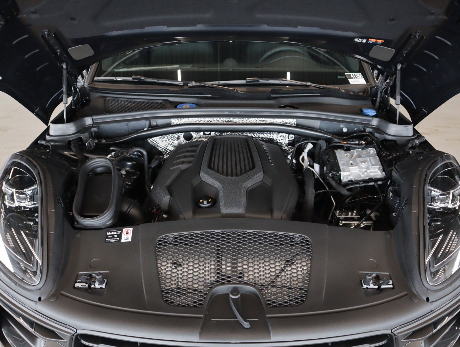 2025 Porsche Macan T photo 27
