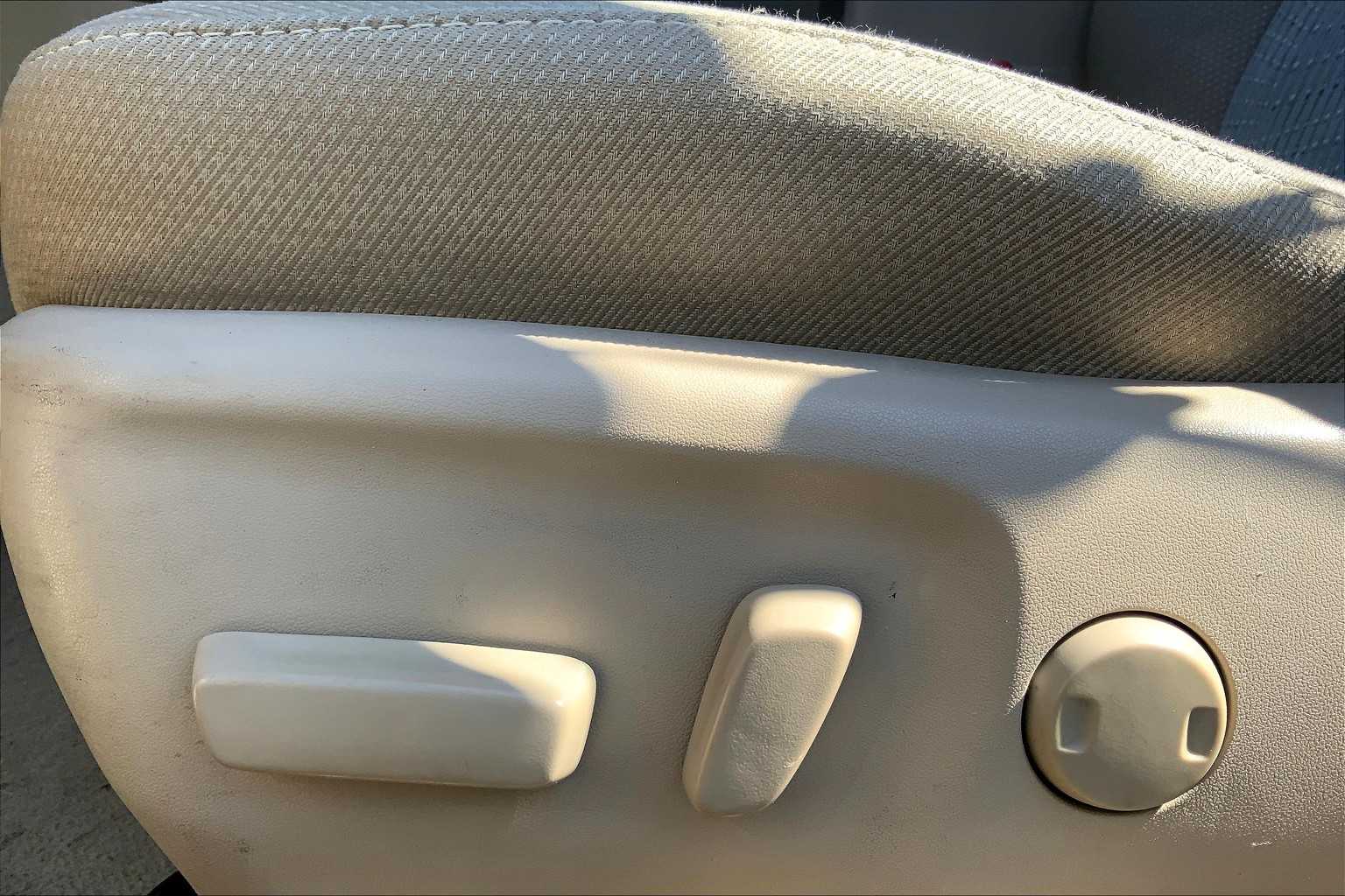 2014 Toyota Camry Hybrid XLE photo 32