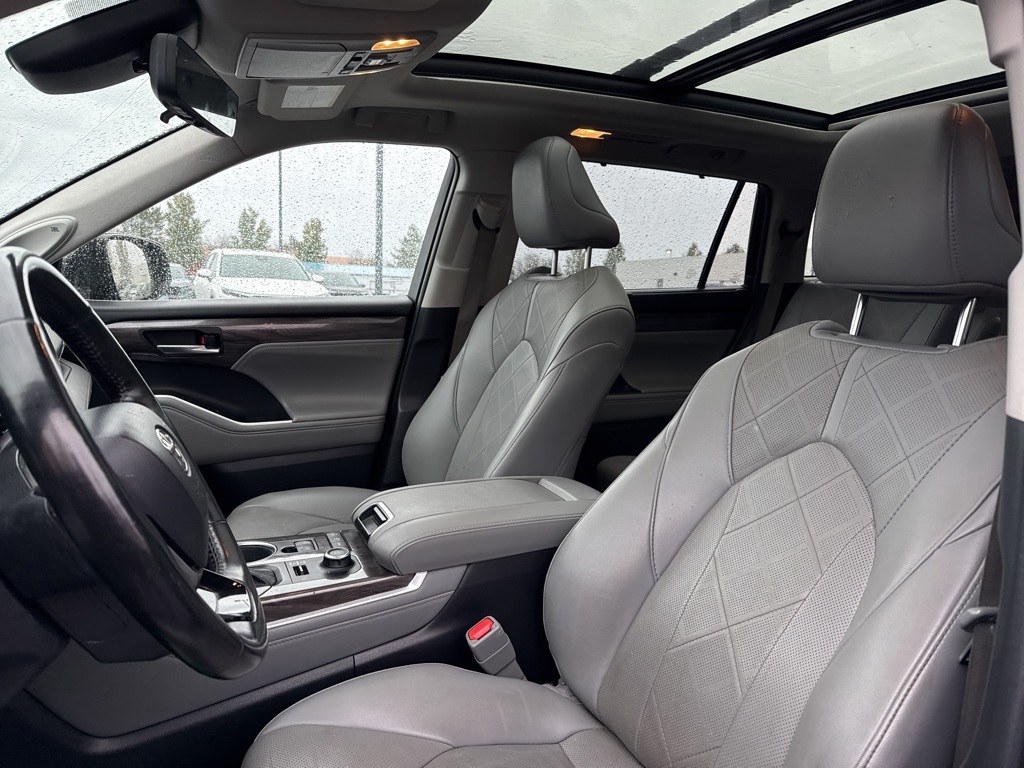 2021 Toyota Highlander Platinum photo 2