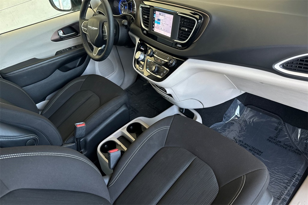 2022 Chrysler Voyager LX photo 15