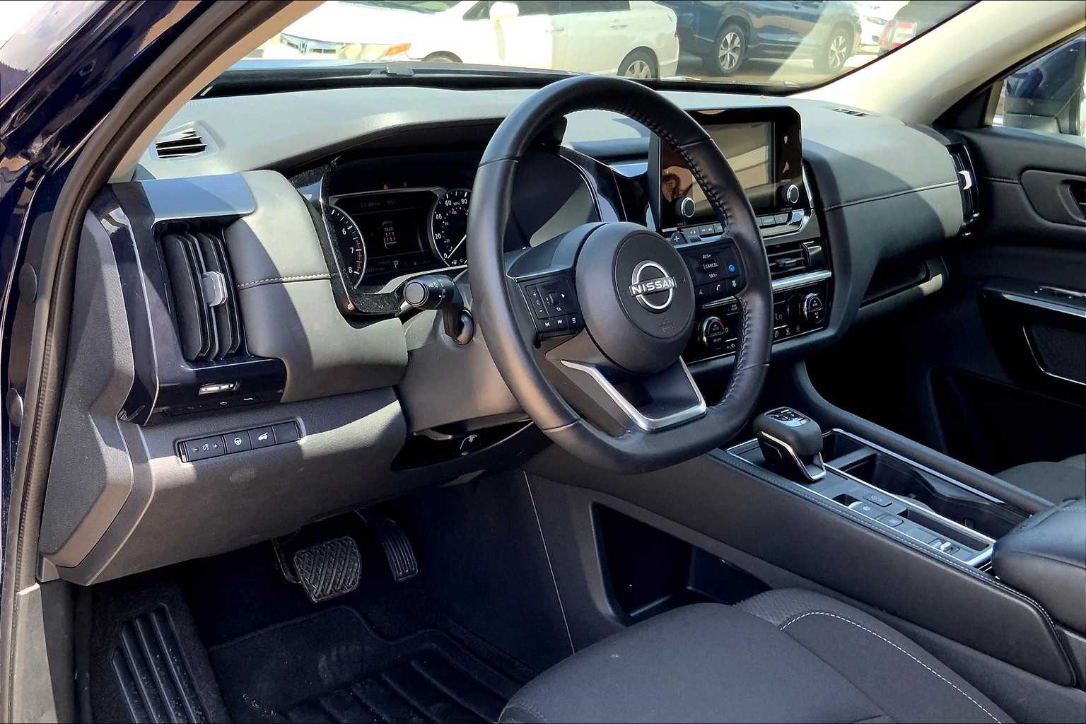 2025 Nissan Pathfinder SV photo 14