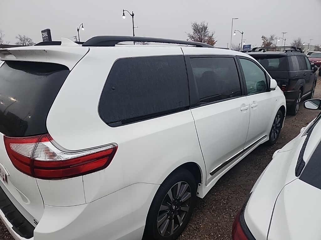 2019 Toyota Sienna LE photo 3