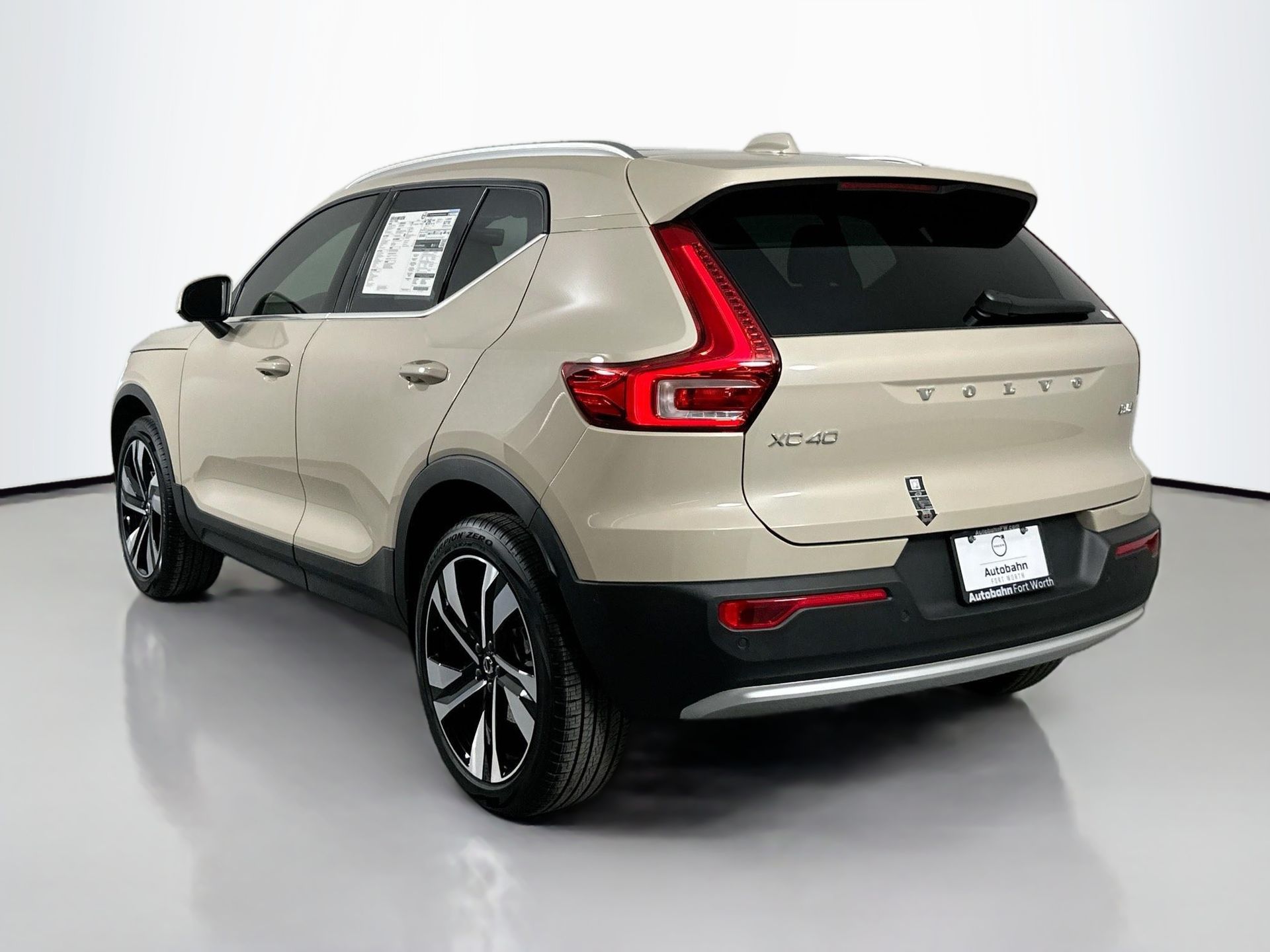 2025 Volvo XC40 AWD photo 4