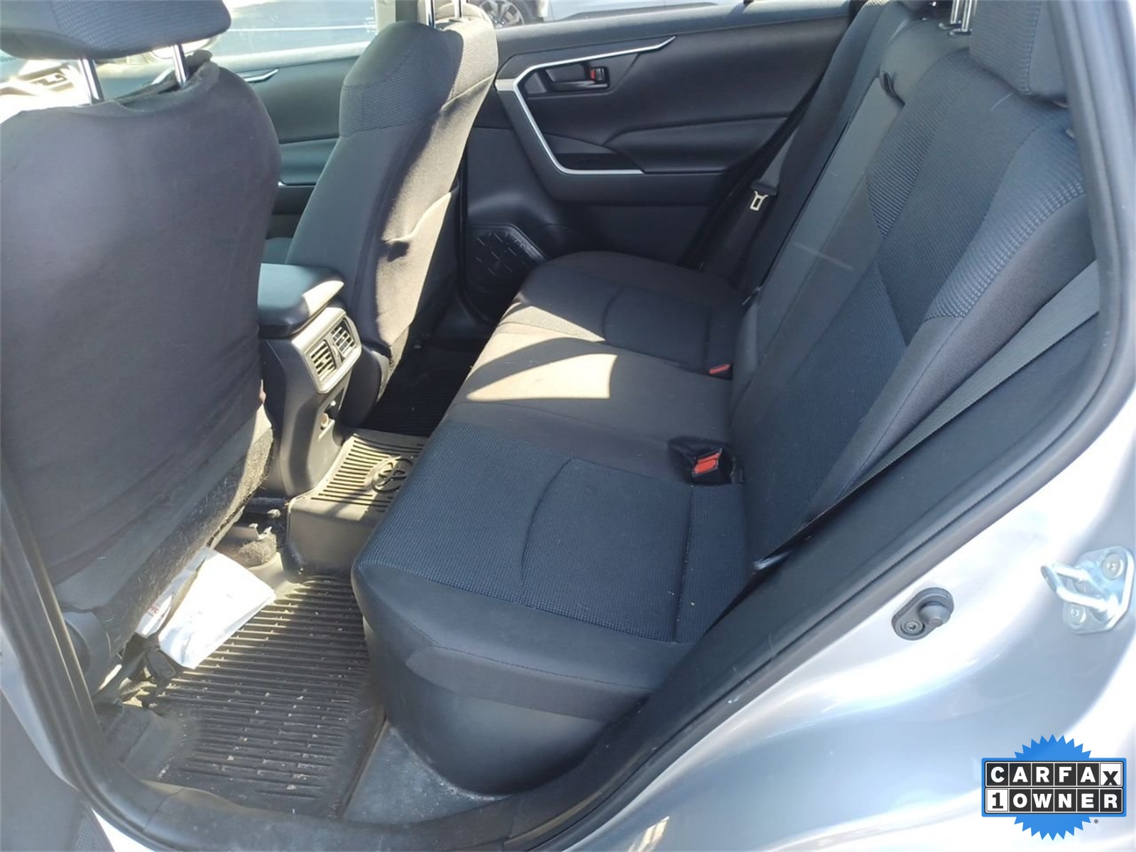 2022 Toyota RAV4 LE photo 6