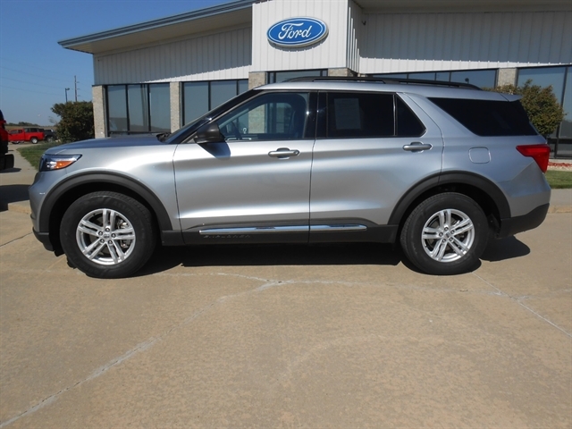 2021 Ford Explorer XLT photo 2
