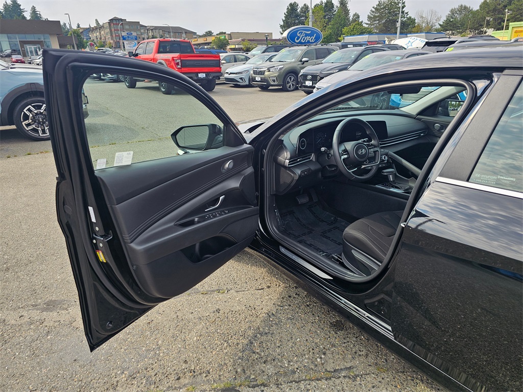 2024 Hyundai Elantra SEL Convenience photo 18
