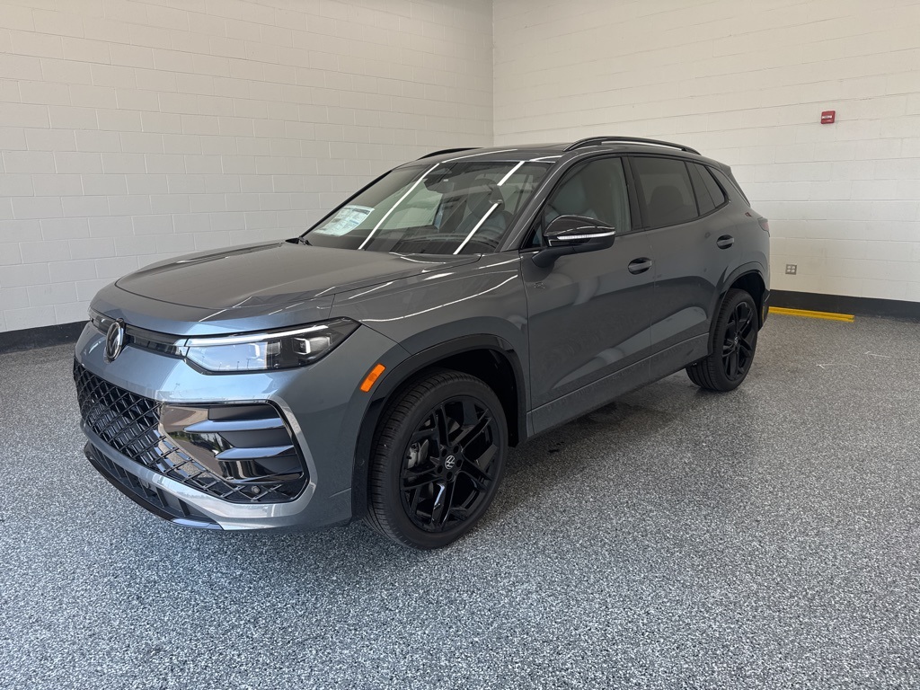 2025 Volkswagen Tiguan SE R-LINE BLACK's photo