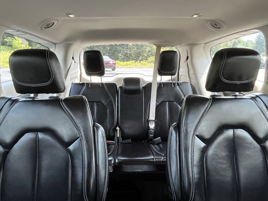 2023 Chrysler Pacifica Touring L photo 3