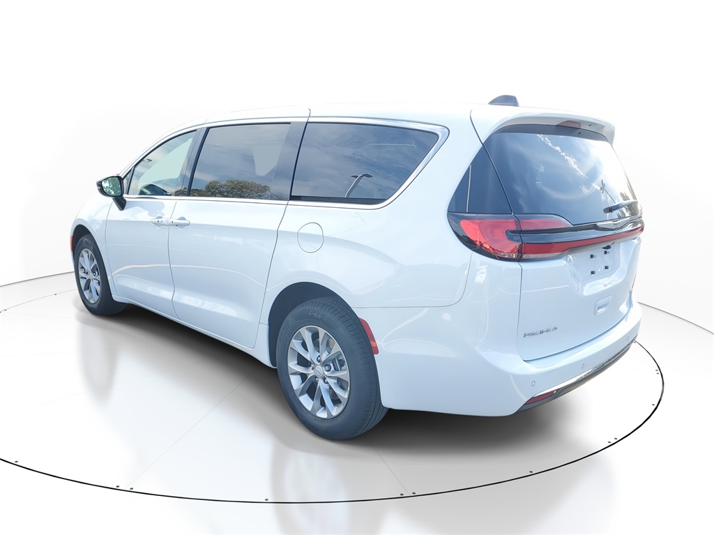 2026 Chrysler Pacifica photo 3