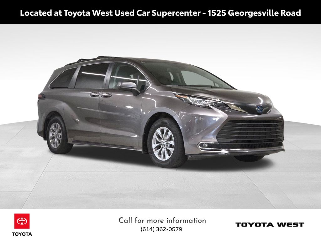 2022 Toyota Sienna XLE photo 3