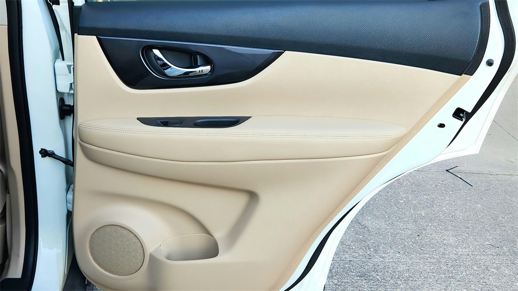 2017 Nissan Rogue SV photo 29
