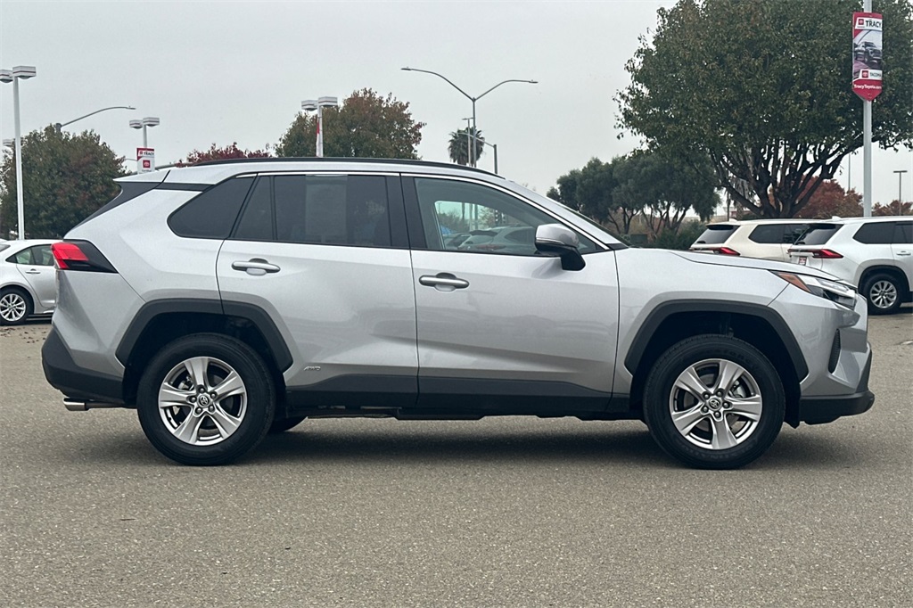 2025 Toyota RAV4 Hybrid XLE photo 3