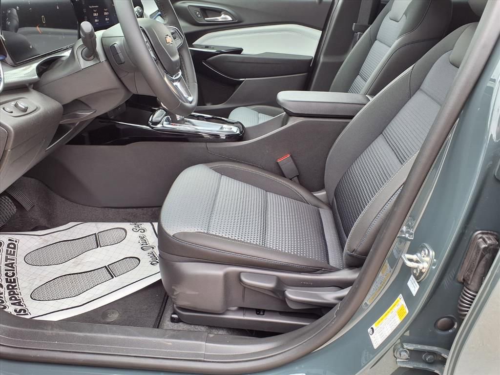 2025 Chevrolet Trax LT photo 8