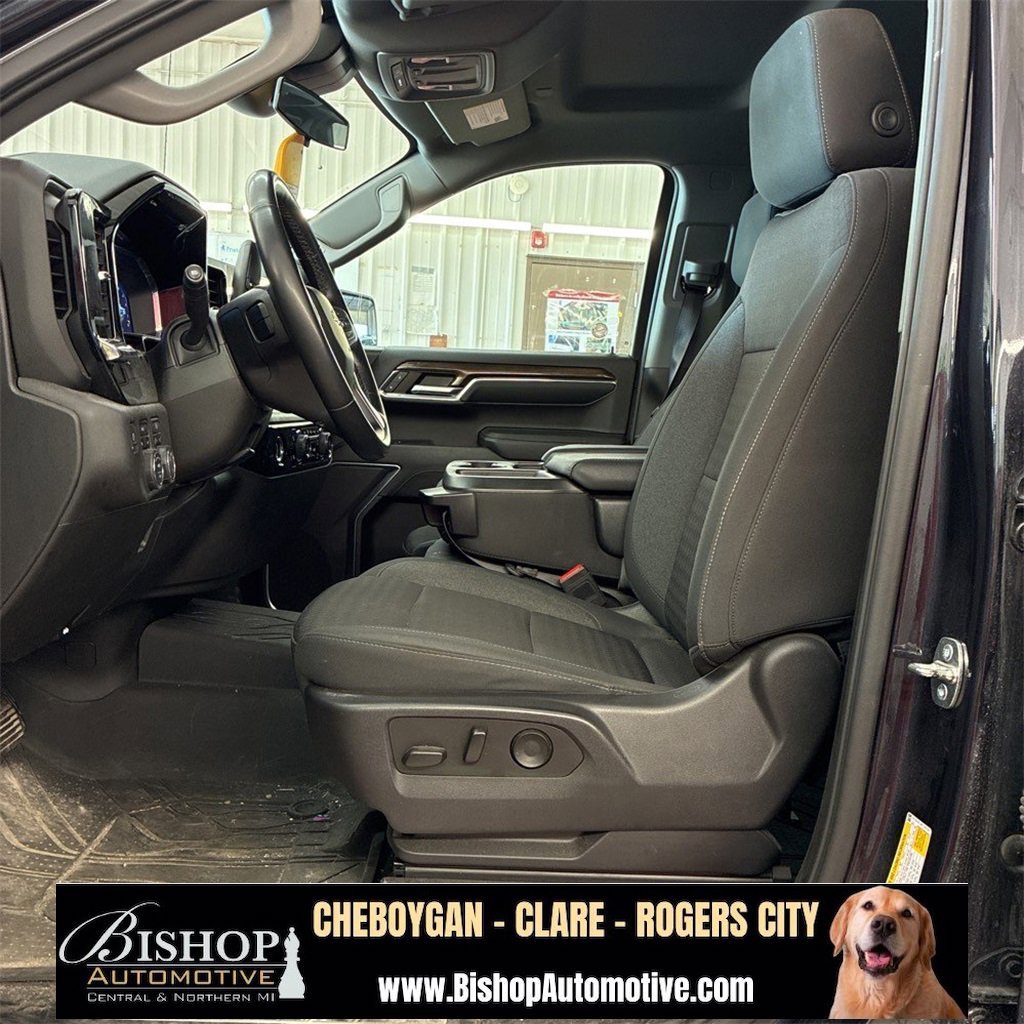 2023 Chevrolet Silverado 1500 LT photo 3