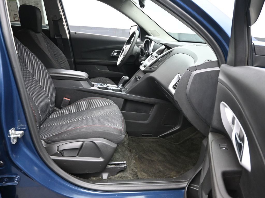 2017 Chevrolet Equinox LT photo 2