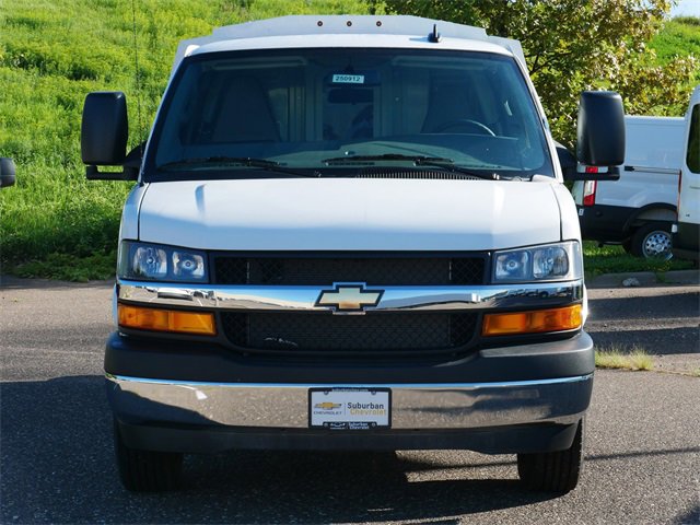 2025 Chevrolet Express Cutaway 3500 photo 2