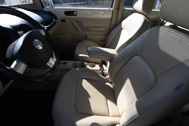 2010 Volkswagen Beetle 2.5L photo 8