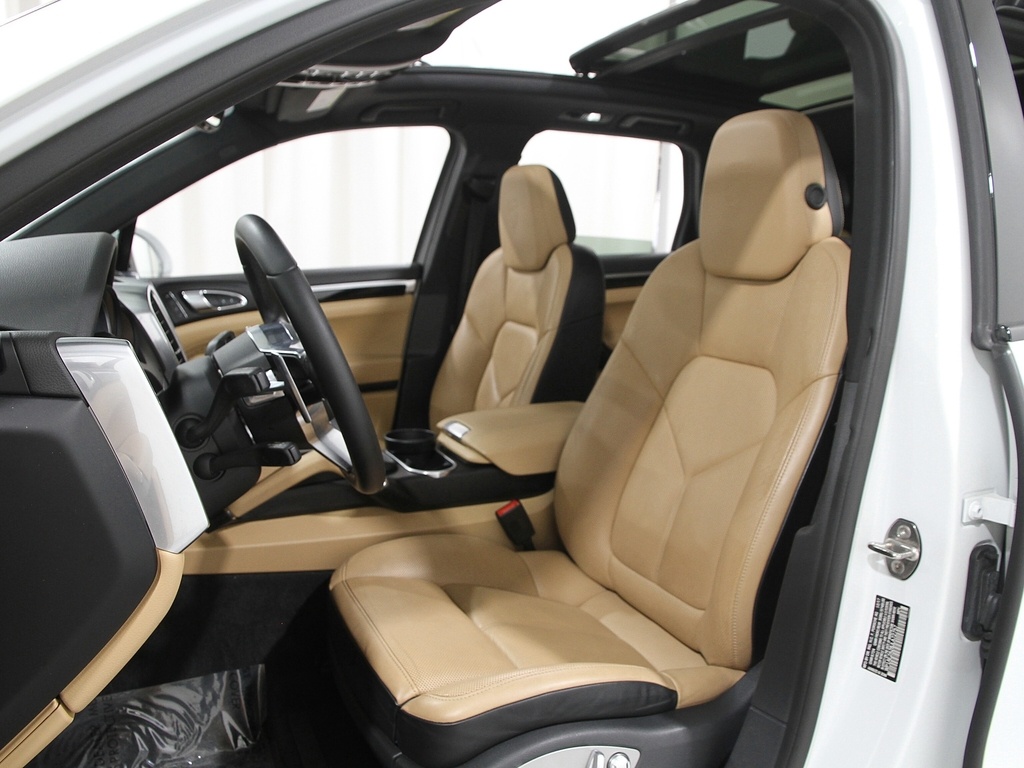 2018 Porsche Cayenne Platinum Edition photo 2
