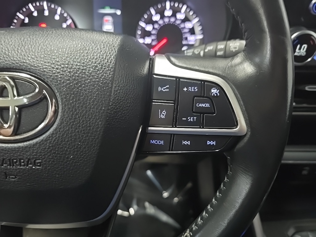2022 Toyota Highlander LE photo 21