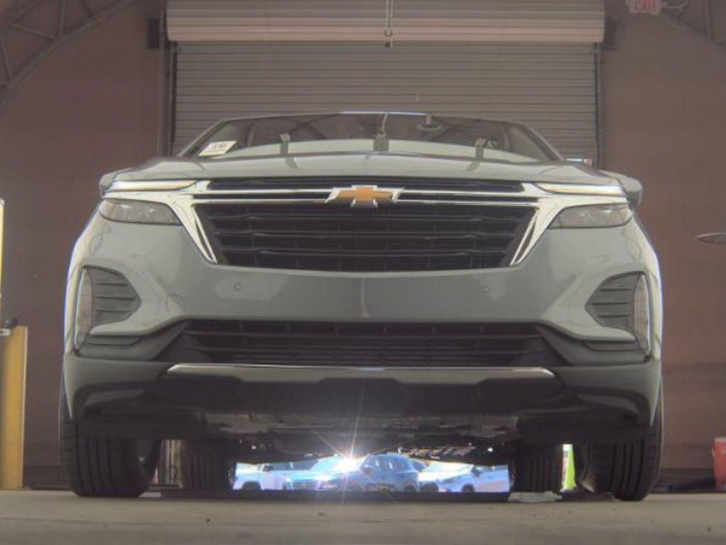 2024 Chevrolet Equinox LT photo 2