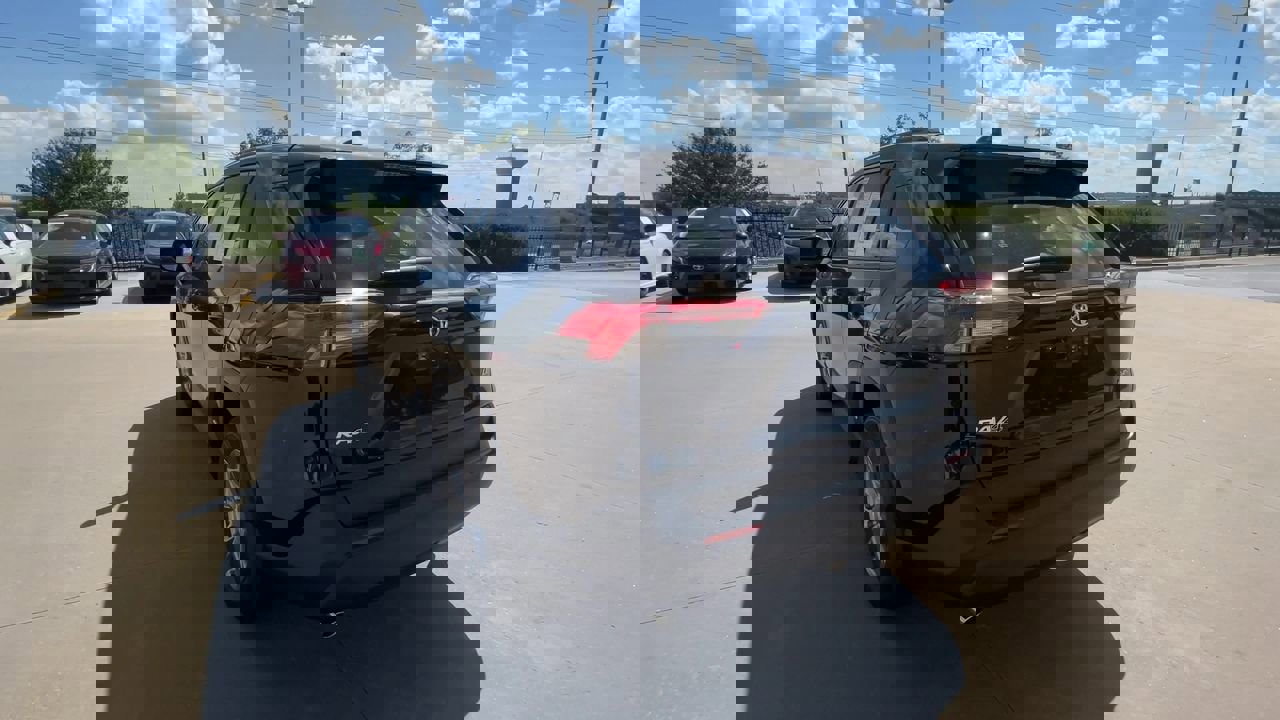 2025 Toyota RAV4 Hybrid LE photo 7