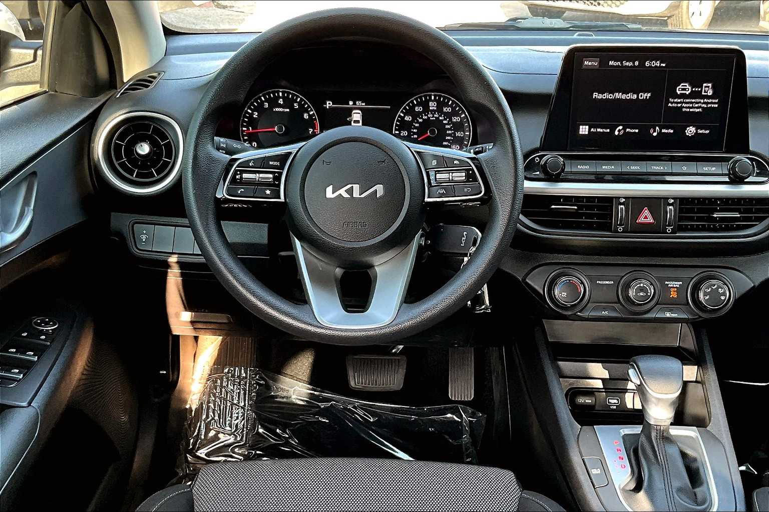 2024 Kia Forte LXS photo 5