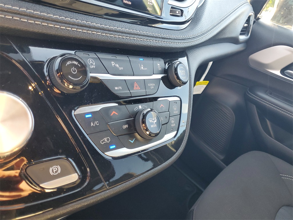 2024 Chrysler Pacifica Touring photo 23