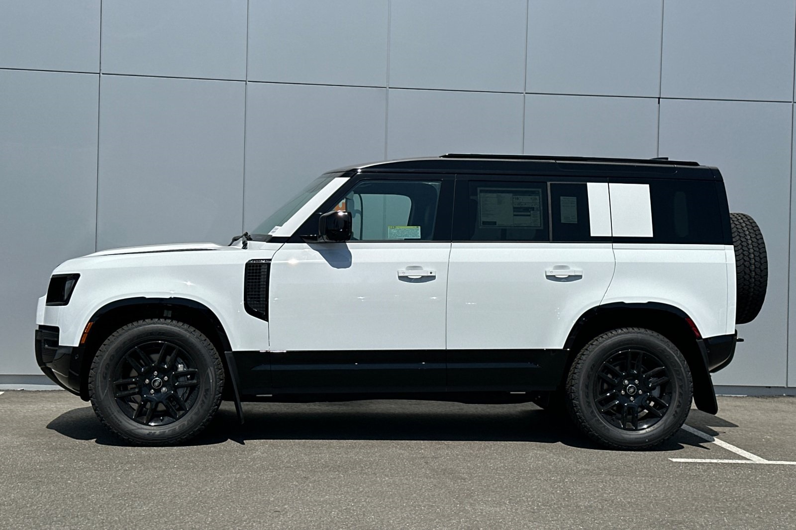 2025 Land Rover Defender 110 X-Dynamic SE photo 2