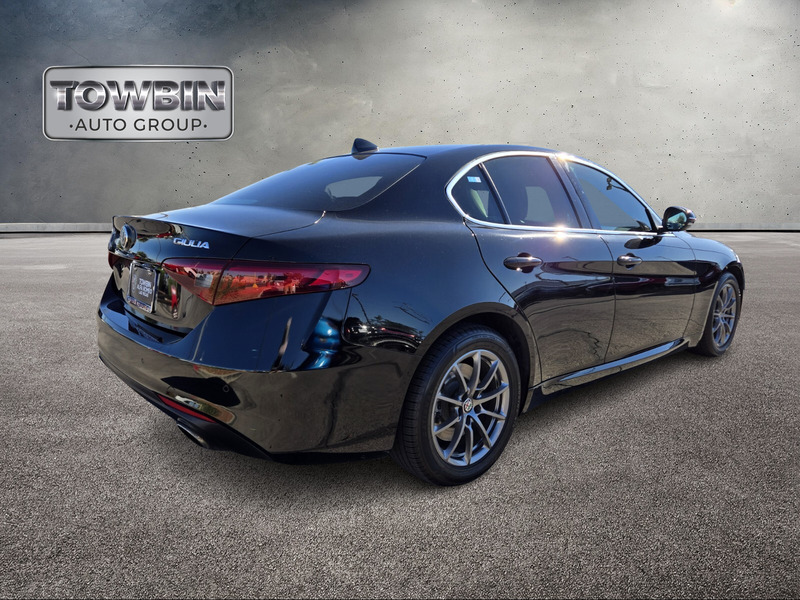 2018 Alfa Romeo Giulia Base photo 4