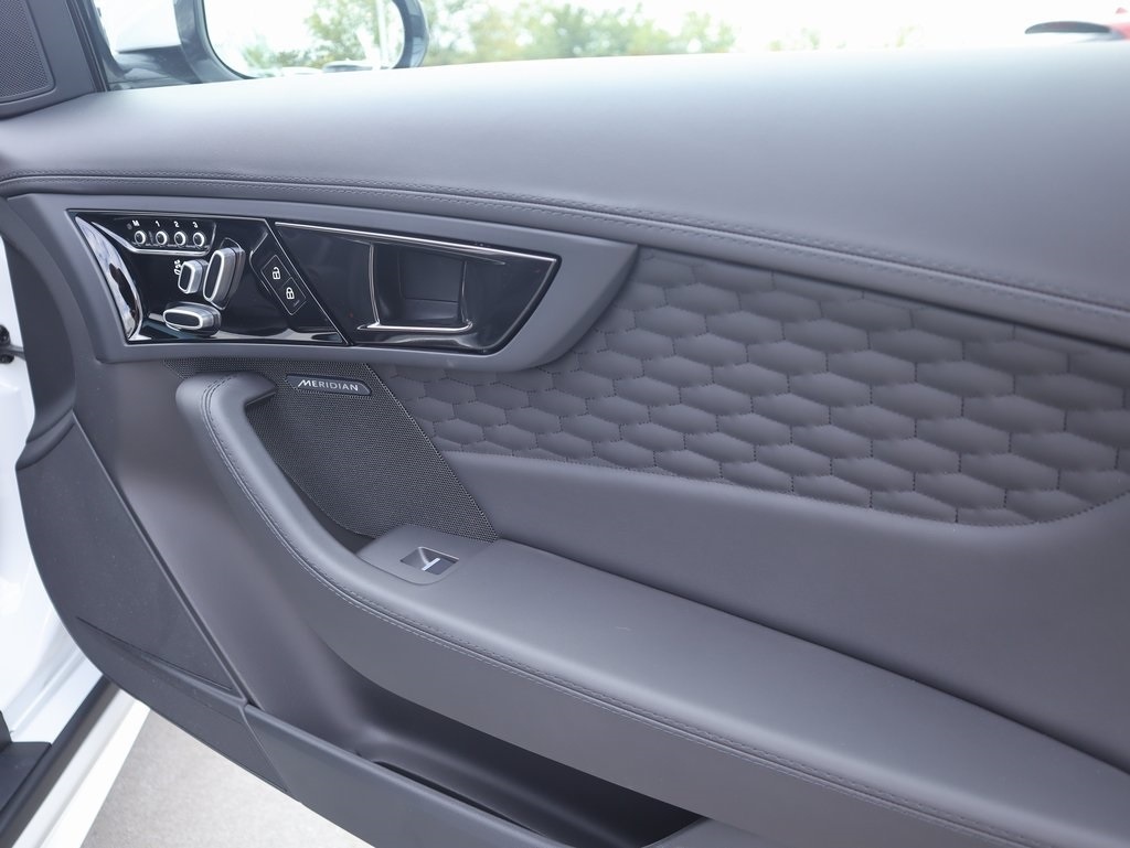 2024 Jaguar F-TYPE P450 photo 10
