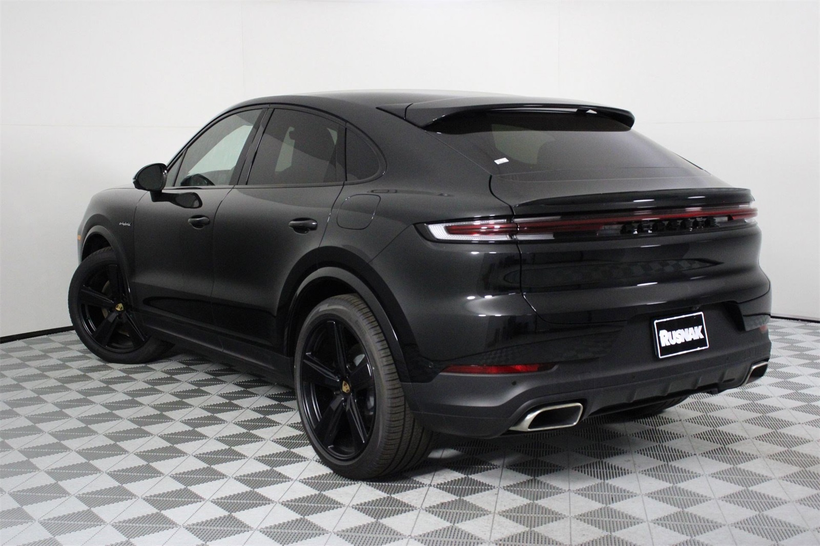 2025 Porsche Cayenne E-Hybrid photo 3