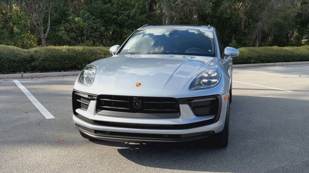 2026 Porsche Macan Base photo 3