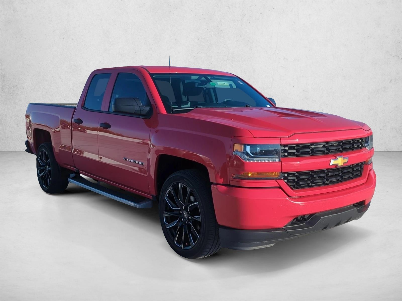 2017 Chevrolet Silverado 1500 Custom photo 3