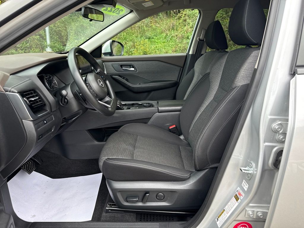 2022 Nissan Rogue SV photo 10