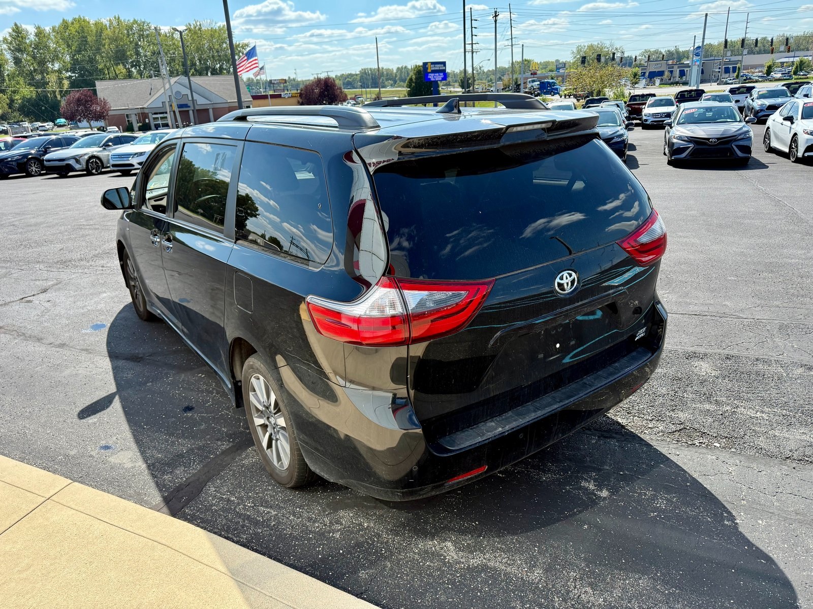 2020 Toyota Sienna XLE Premium photo 3