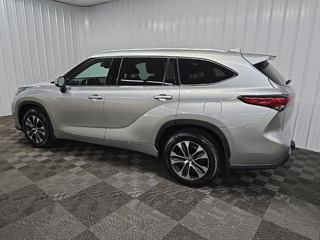 2021 Toyota Highlander XLE photo 3