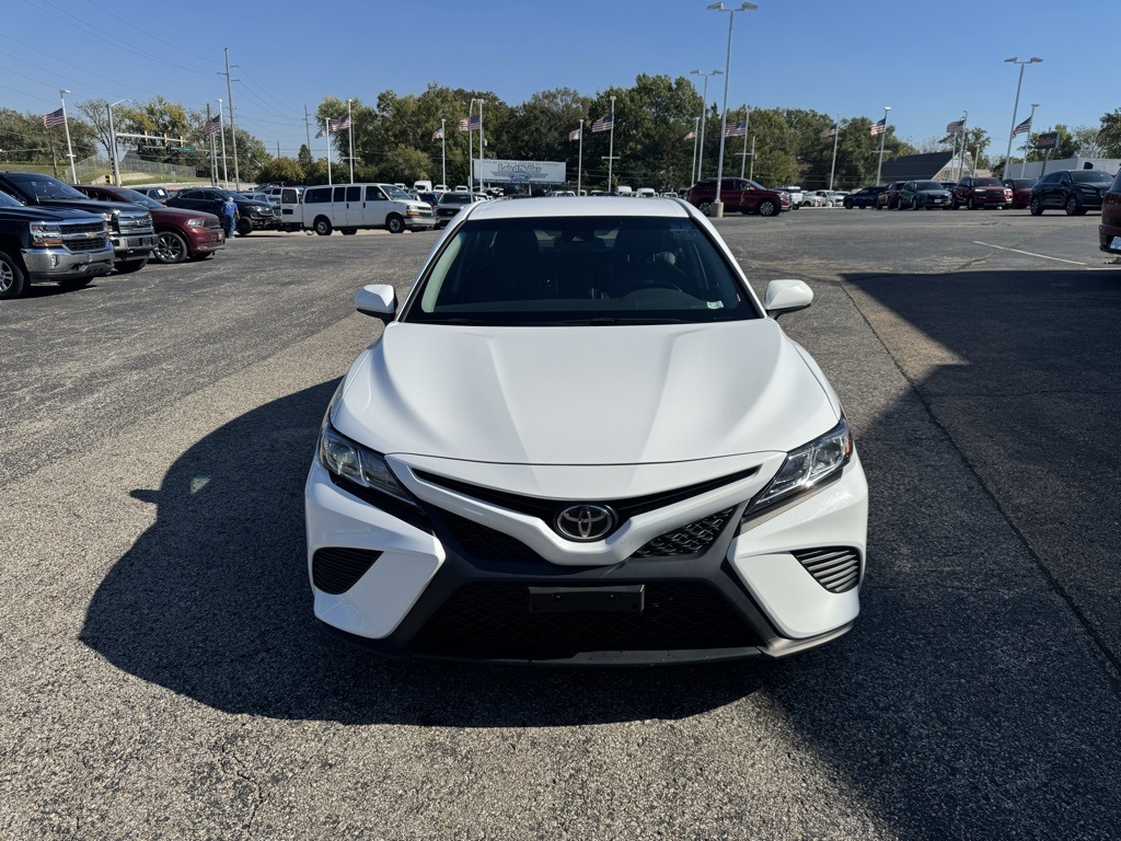 Used 2018 Toyota Camry SE with VIN 4T1B11HK2JU578804 for sale in Kansas City