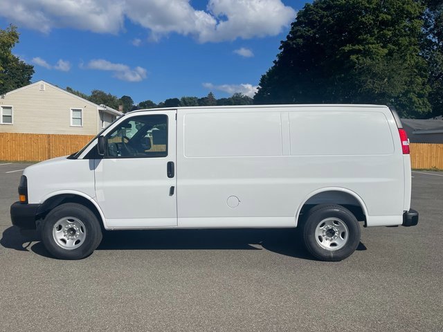 2025 Chevrolet Express Cargo 3500 photo 2