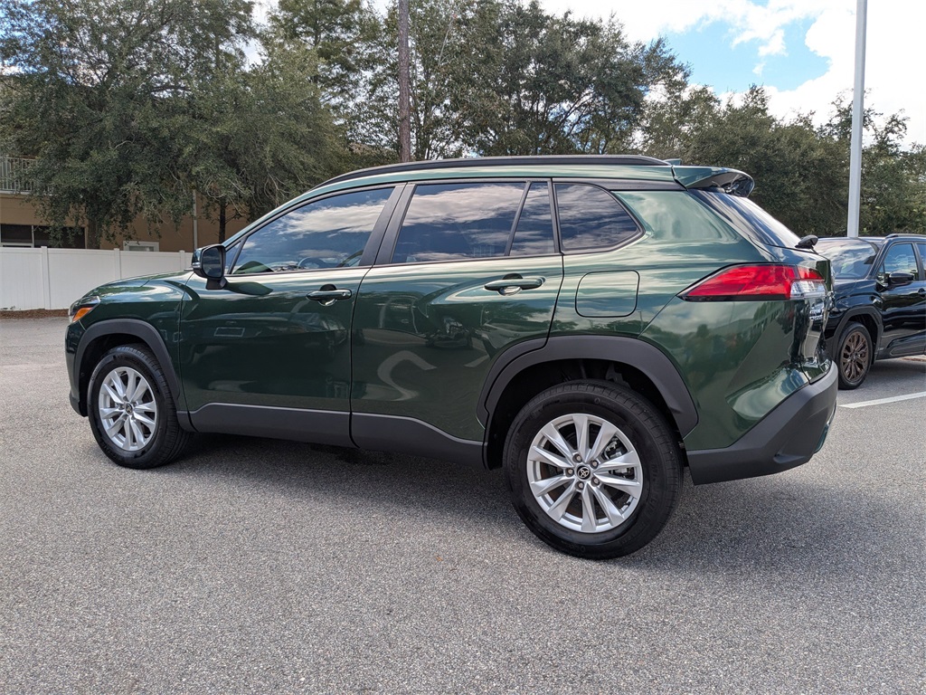 2022 Toyota Corolla Cross LE photo 3