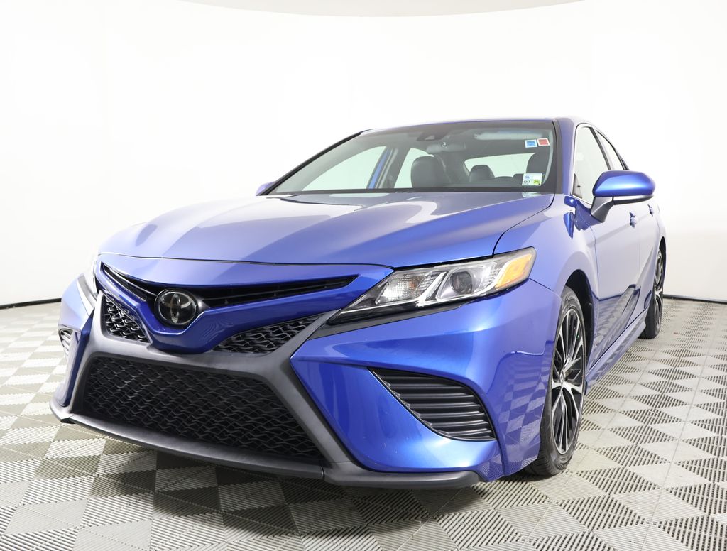 2020 Toyota Camry SE photo 2