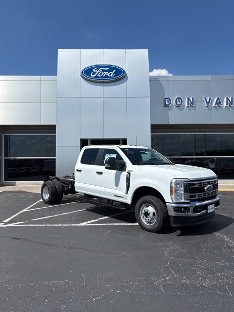 2026 Ford F-350 Super Duty Chassis Cab XL's photo