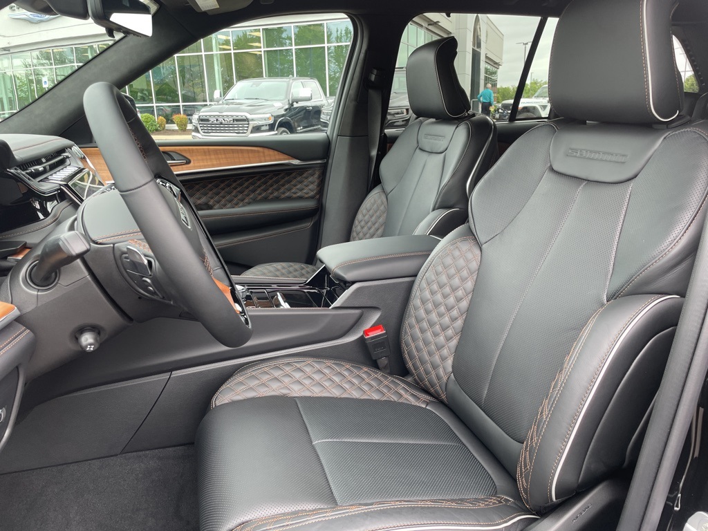 2025 Jeep Grand Cherokee Summit photo 8