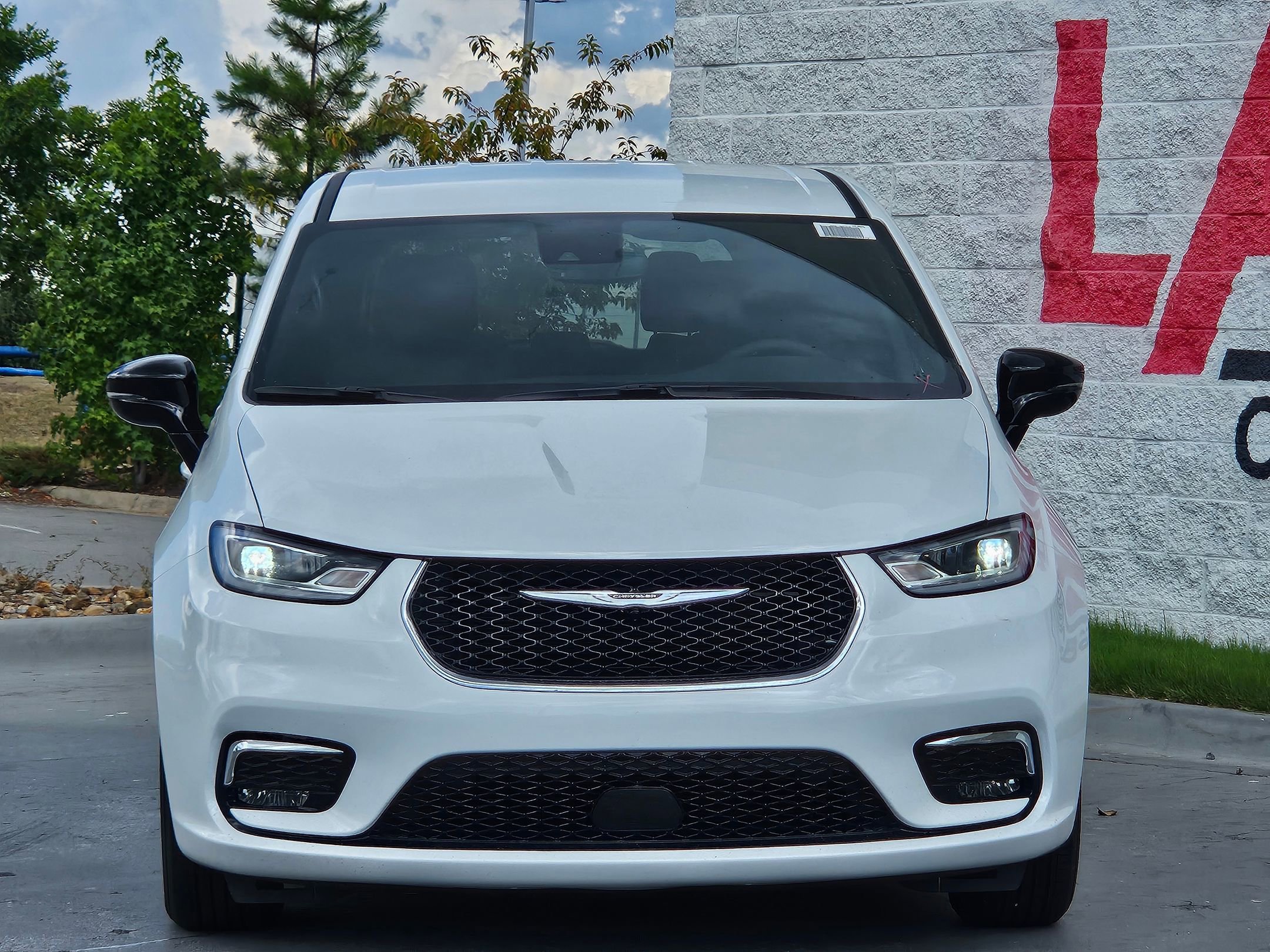 2025 Chrysler Pacifica photo 2