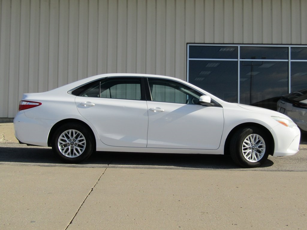 2016 Toyota Camry XLE photo 2