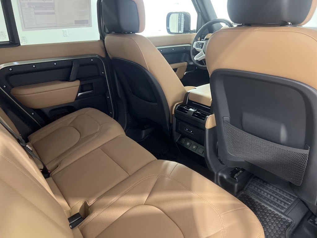 2025 Land Rover Defender 110 X-Dynamic SE photo 25
