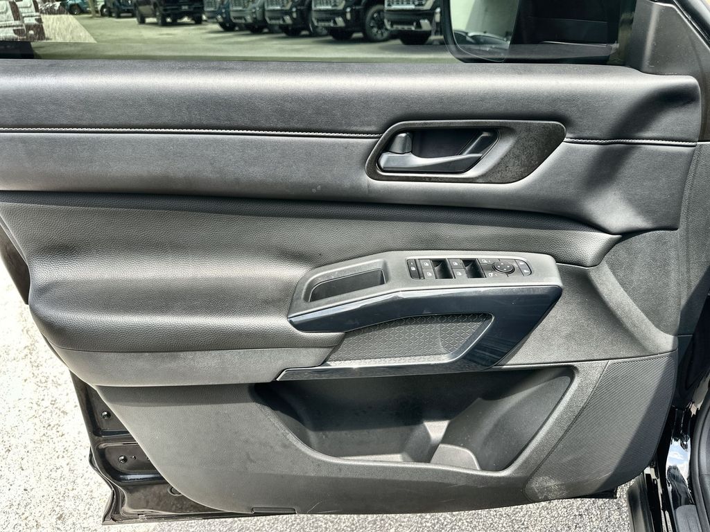 2024 Nissan Pathfinder SV photo 21