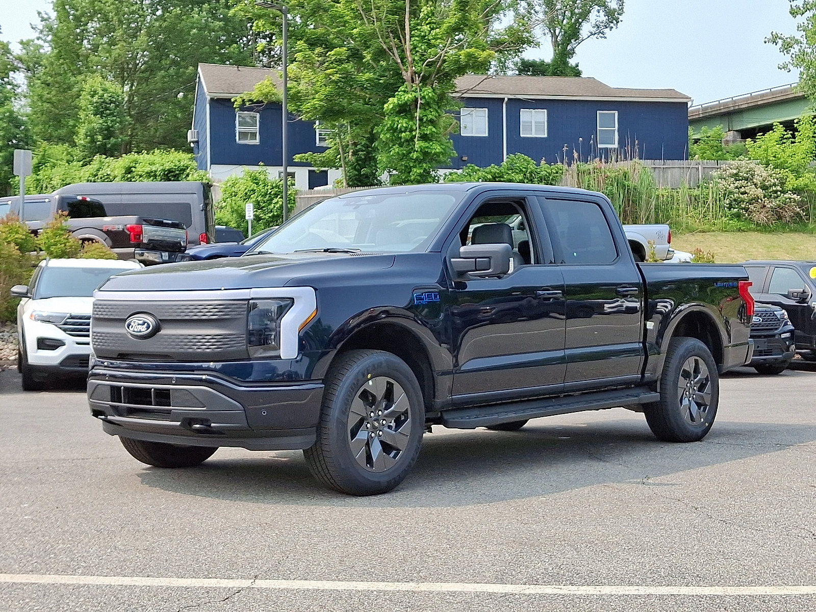 2025 Ford F-150 Lightning photo 2