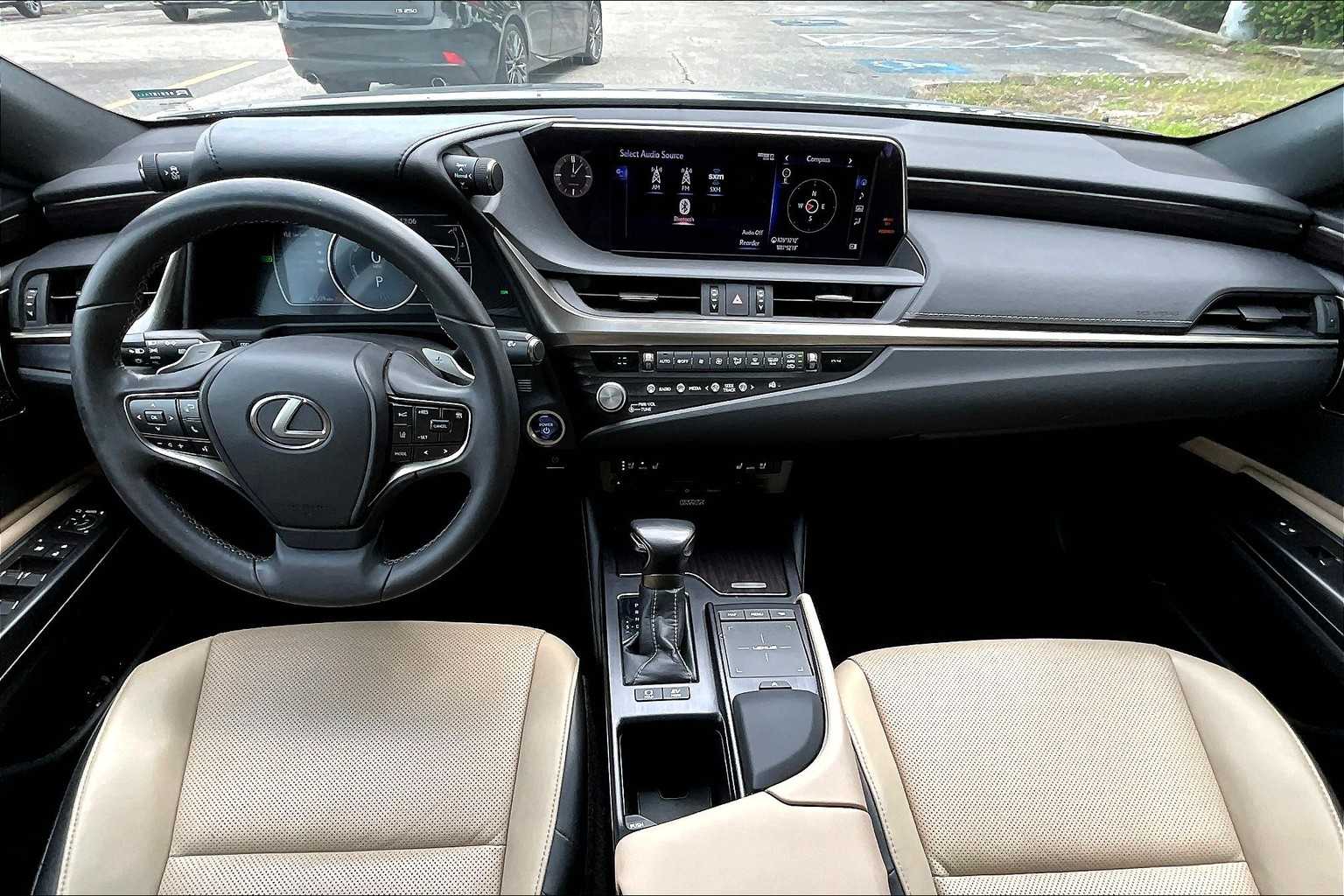 2021 Lexus ES 300h photo 15